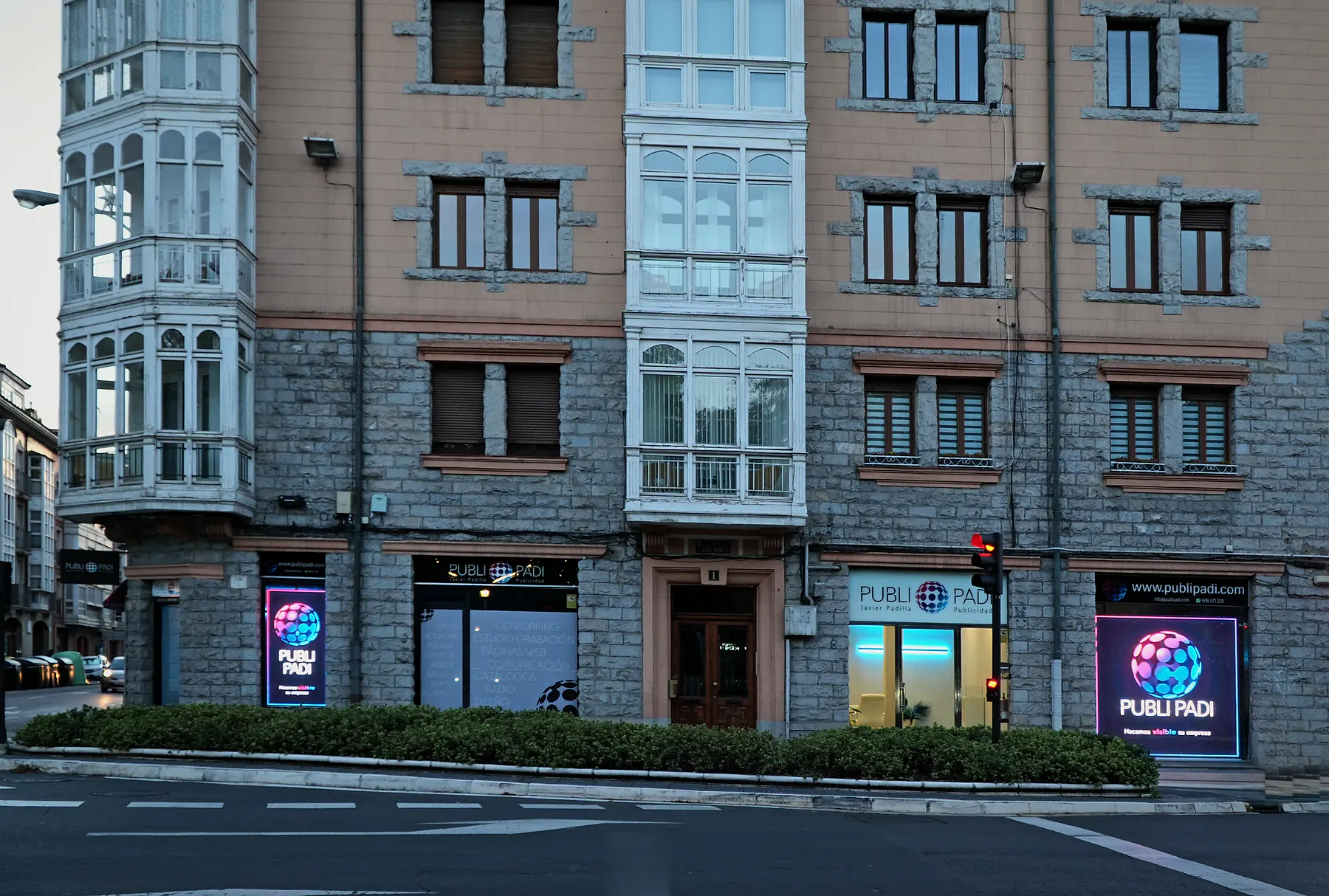 Fachada completa del edificio de Publipadi con sus pantallas LED, en el centro de Vitoria-Gasteiz