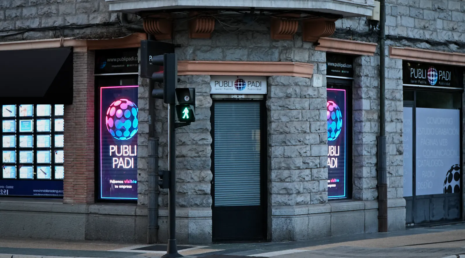 Esquina con dos pantallas verticales de Publipadi