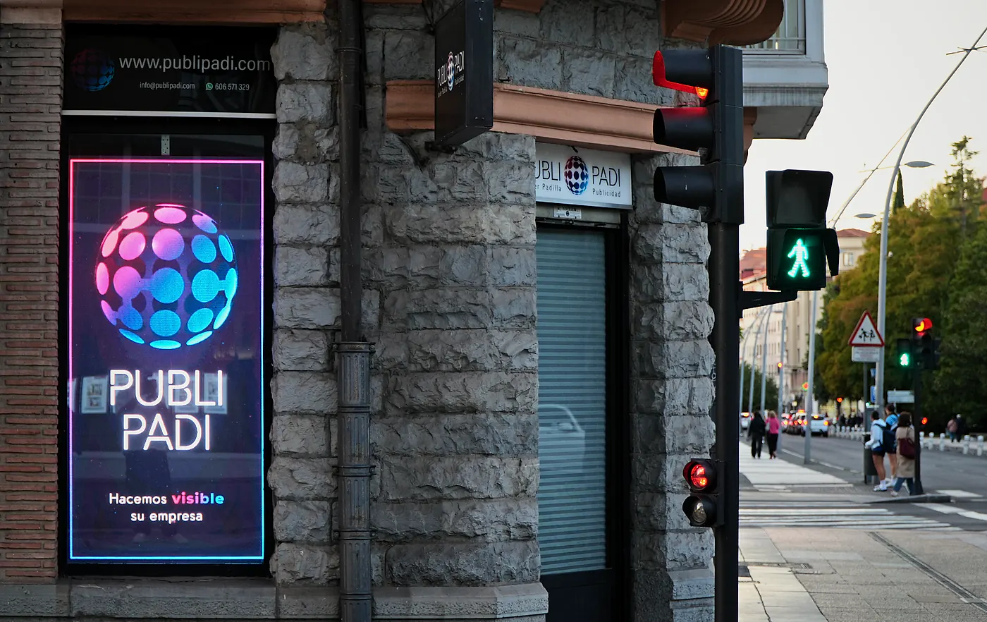 Pantalla de Publipadi junto a una avenida con peatones