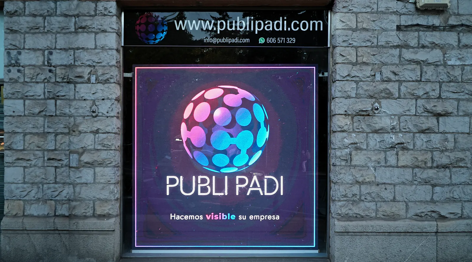 Pantalla LED de gran formato de Publipadi vista de frente