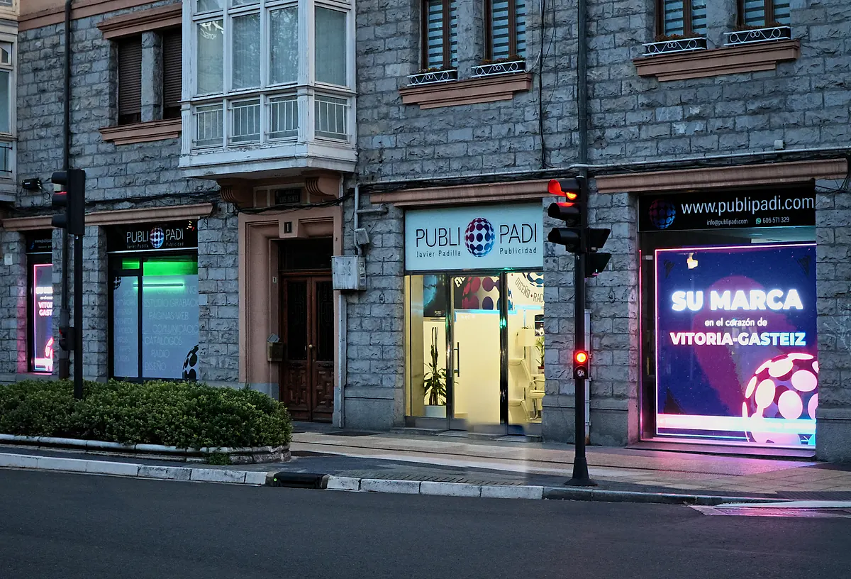 Fachada de Publipadi con sus pantallas LED encendidas
