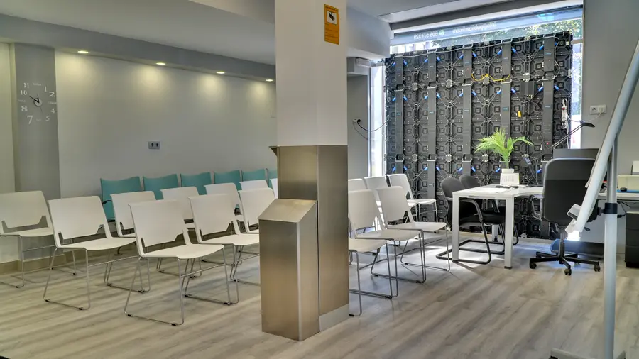 Sala multiusos con sillas